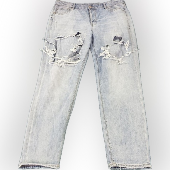 American Eagle Outfitters Denim - American Eagle distressed Tom girl jeans